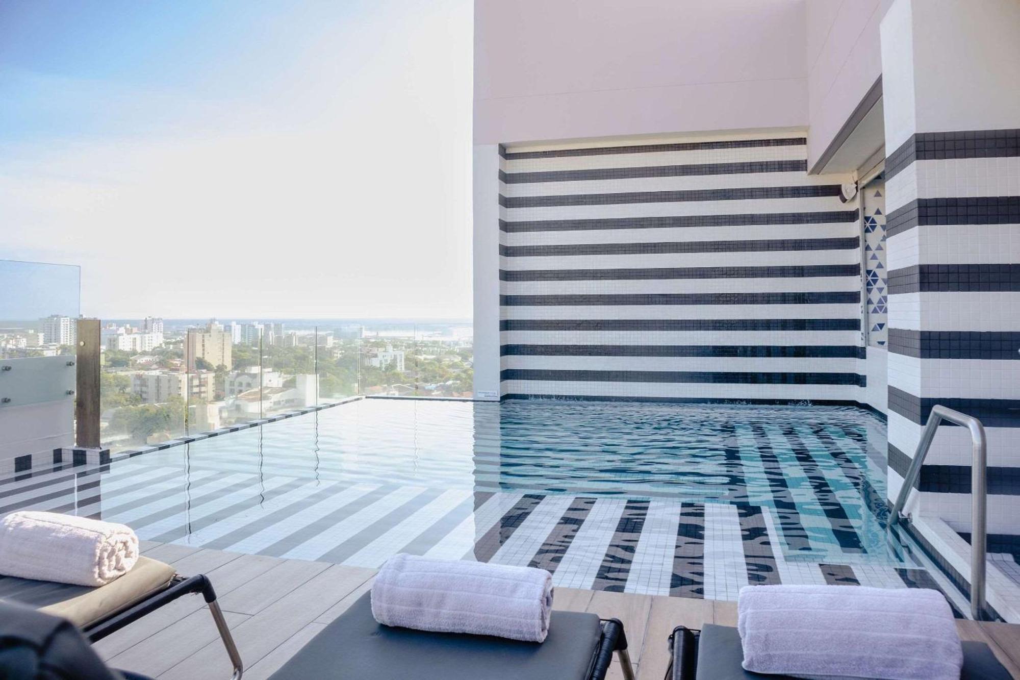 Faranda Collection Barranquilla, A Member Of Radisson Individuals Hotel Barranquilla  Ngoại thất bức ảnh The rooftop pool at the hotel